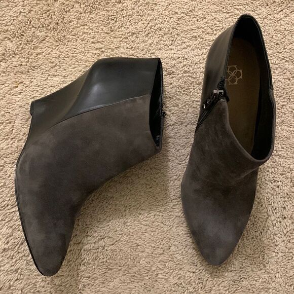 Ann Taylor Black &‎ Gray Leather Suede Pointed Toe Wedge Booties Boots size 9 - Picture 2 of 8